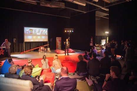 Listening to CEO Harri-Pekka Kaukonen kicking off the pitch session (for the sake of good order, I am tweeting that picture in this photo, I am not checking my mail during the speech :))